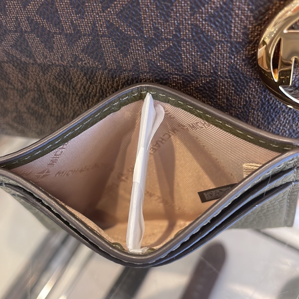 MICHAEL KORS
Reed Large Pebbled Leather Card Holder Case Wallet
COLOR: OLIVE
NWT - Picture 9 of 16